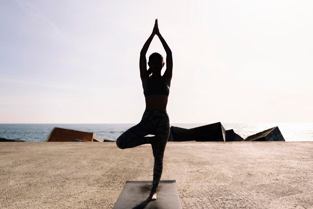 Foto giovane donna in abbigliamento sportivo che fa yoga