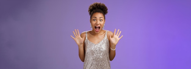 Photo young woman standing against blue background