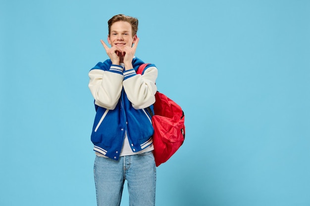 Photo young woman standing against blue background