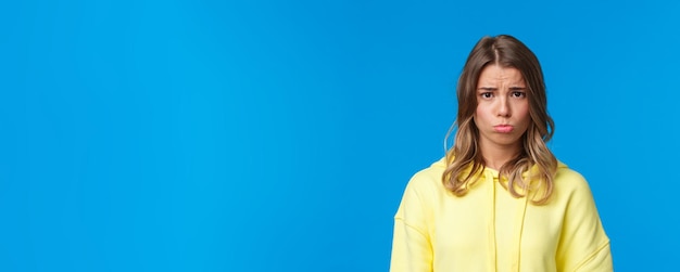 Photo young woman standing against blue background