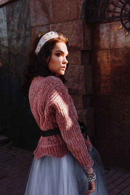 Photo young woman standing against building