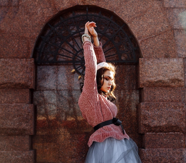 写真 建物の前に立っている若い女性