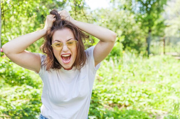 Photo young woman standing against plants