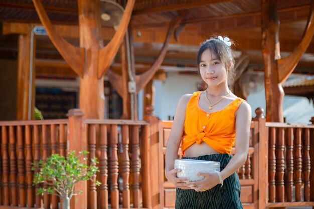 Photo young woman standing against railing