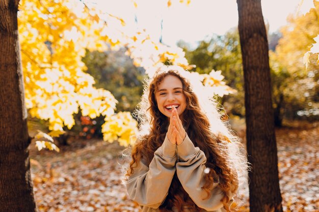 写真 木に向かって立っている若い女性