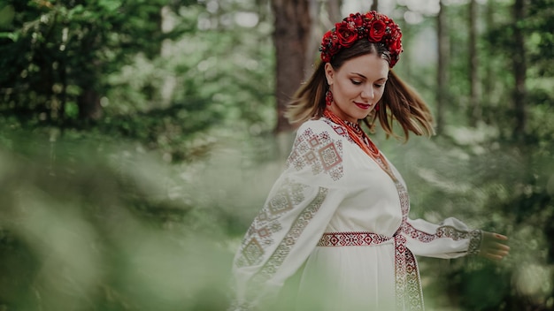 Молодая женщина, стоящая у деревьев.