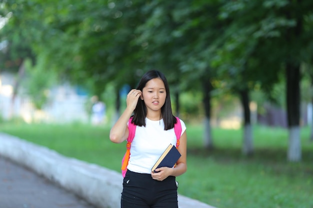 Photo young woman standing against trees