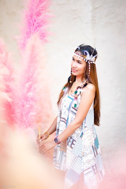 Photo young woman standing against wall