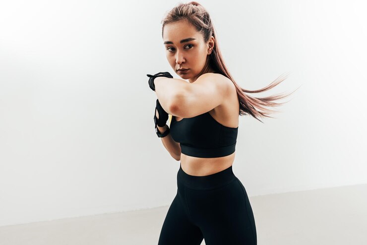 Photo 壁に立っている若い女性