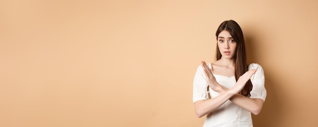 Photo young woman standing against wall