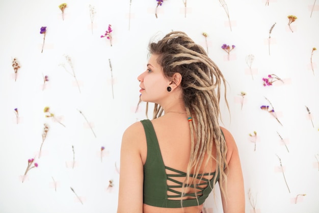 Photo young woman standing against wall