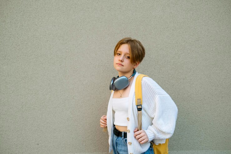 Photo 壁に立っている若い女性