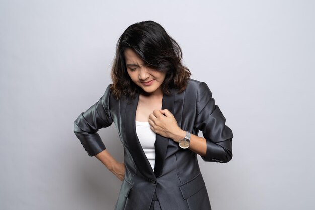 Photo young woman standing against white background