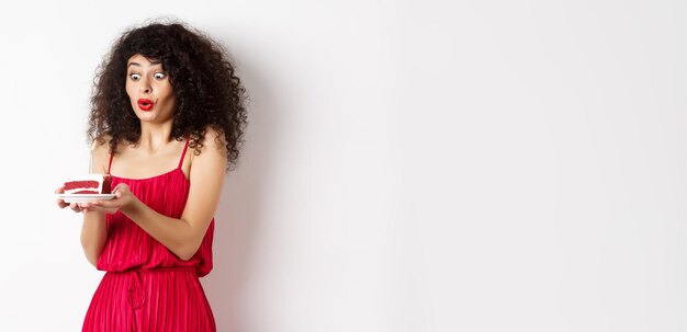 Photo young woman standing against white background