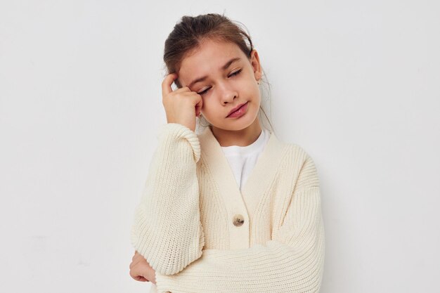 Photo young woman standing against white background