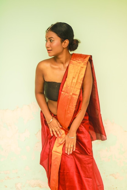 Photo young woman standing against white background