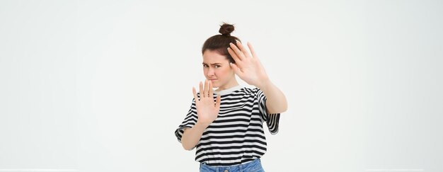 Photo young woman standing against white background