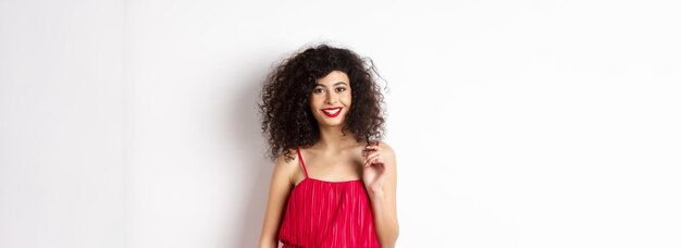 Photo young woman standing against white background