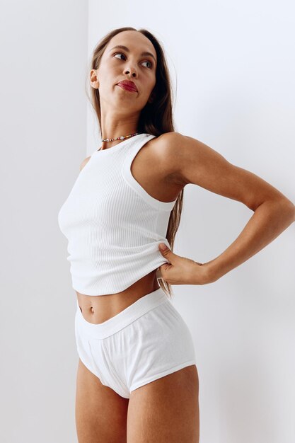 Photo young woman standing against white background