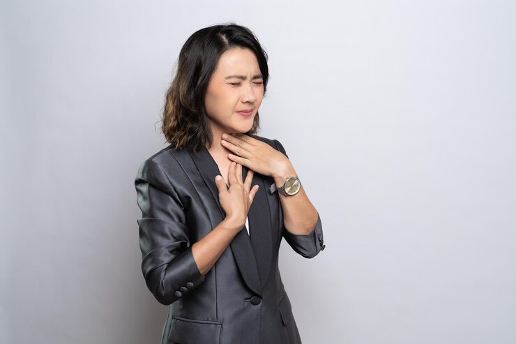 Photo 白い背景に立っている若い女性