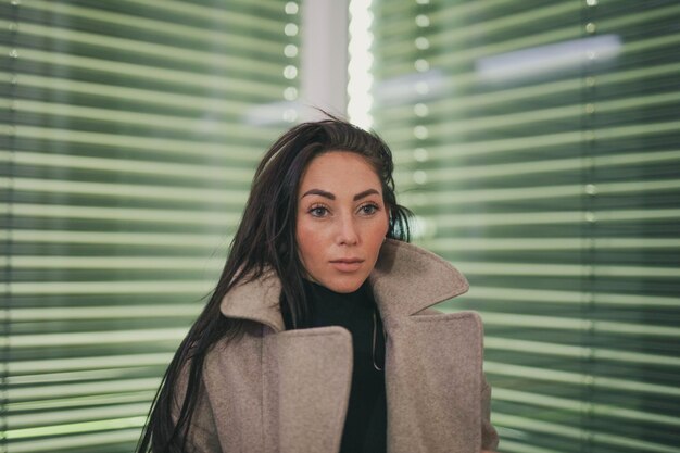 Photo young woman standing against window