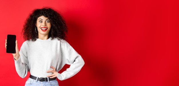 Photo young woman standing against yellow background