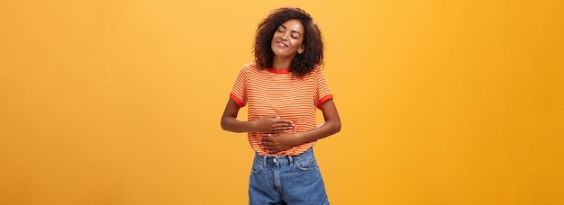 Photo young woman standing against yellow background