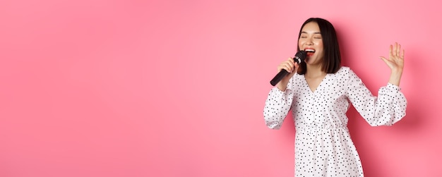 Photo young woman standing against yellow background