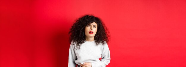 Photo young woman standing against yellow background