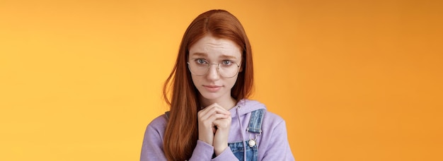 写真 黄色い背景に立っている若い女性