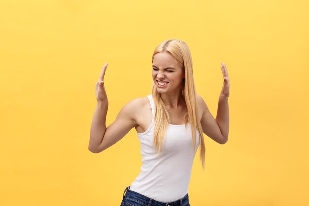 Photo young woman standing against yellow background