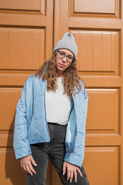 Photo young woman standing against yellow wall