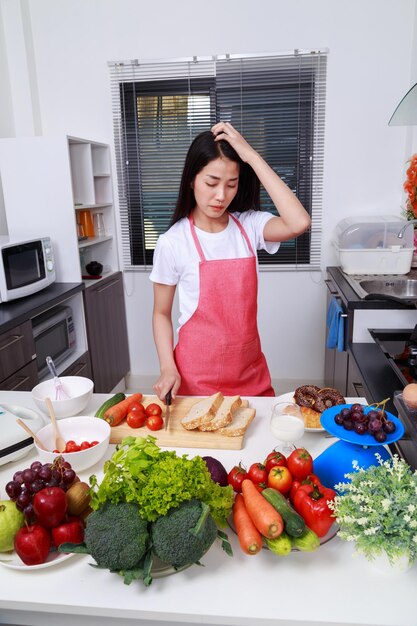 사진 집 에서 시장 상점 에 서 있는 젊은 여자