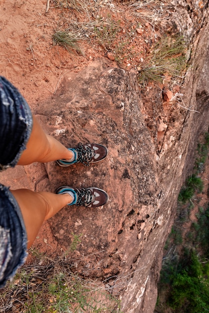 写真 山の端に立っている若い女性、旅行、ハイキングのコンセプト