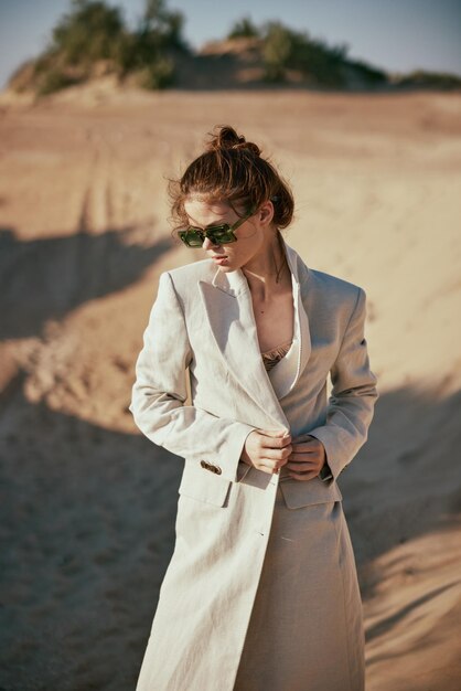 Photo young woman standing at beach