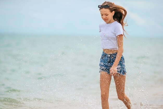 Photo young woman standing at beach