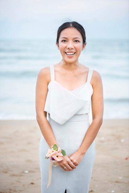 Giovane donna in piedi sulla spiaggia