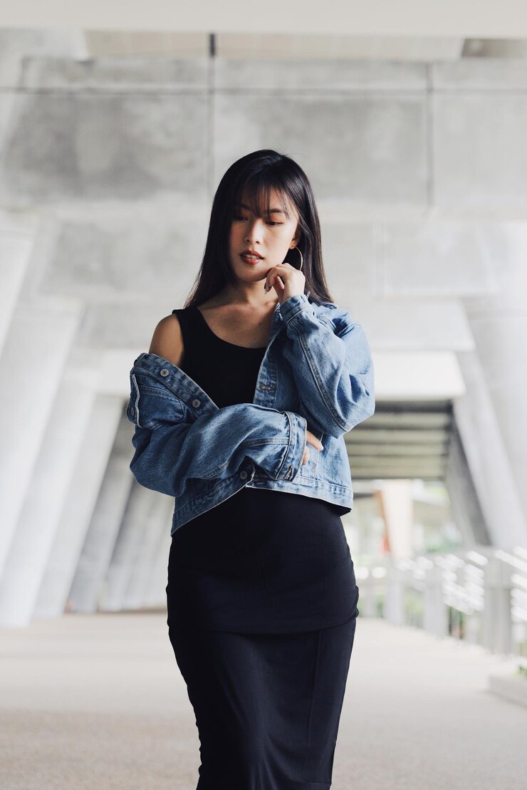 Photo 橋に立っている若い女性