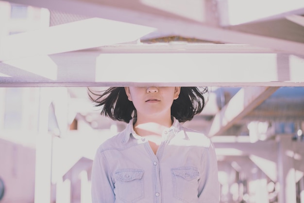 Photo young woman standing by built structure