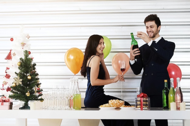クリスマスツリーに立っている若い女性