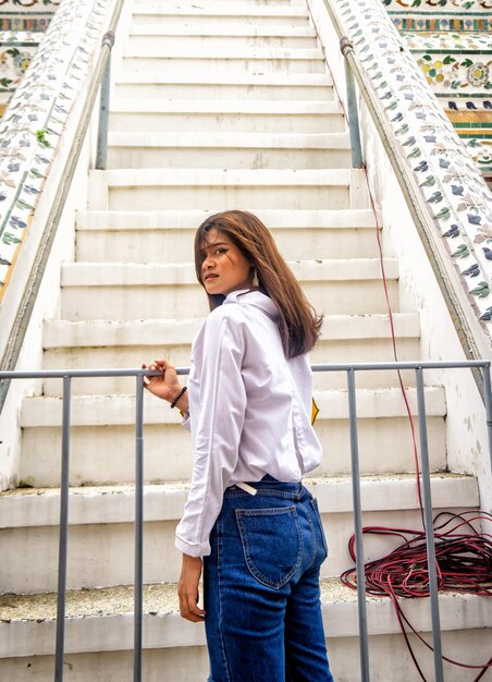 Photo young woman standing in city