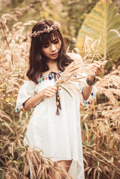 Photo young woman standing in field