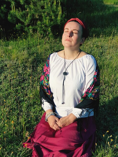 Photo young woman standing on field