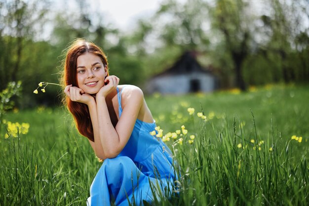 Photo young woman standing on field