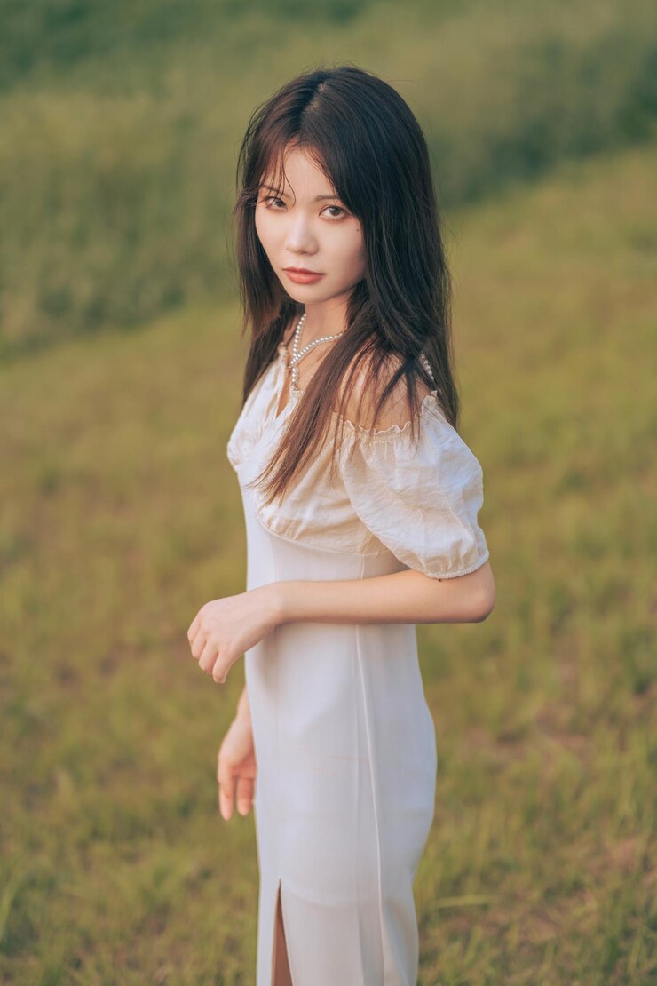 Photo 站在田野上的年輕女人