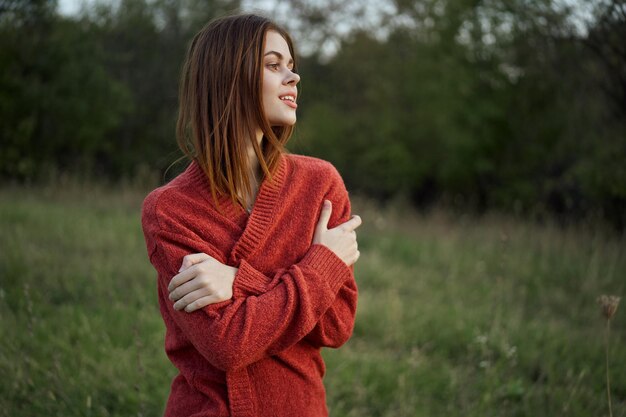 Photo young woman standing on field