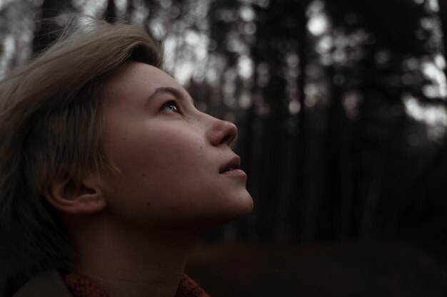 Photo young woman standing in forest