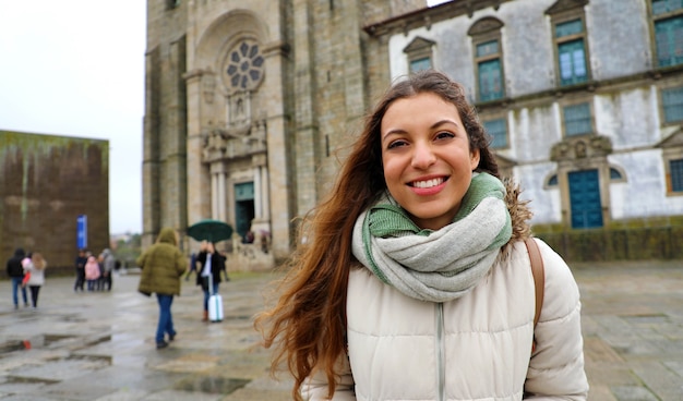 Foto giovane donna in piedi davanti alla cattedrale di porto