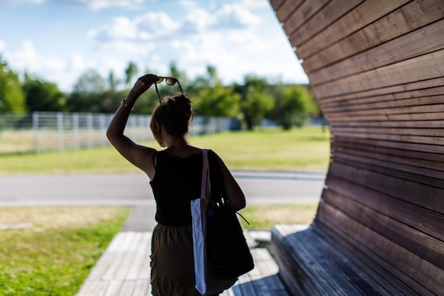 Photo young woman standing on ground