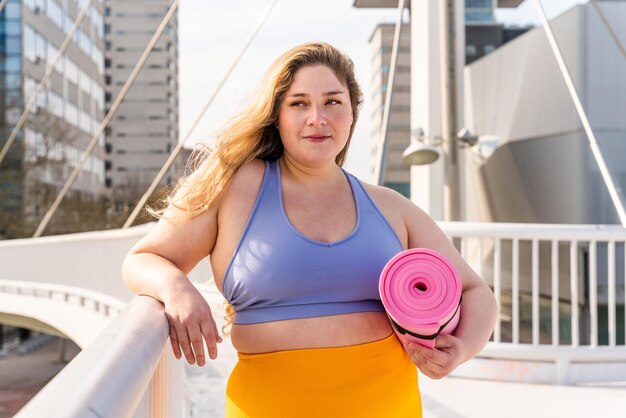 Photo young woman standing in gym